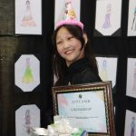 Сүхбаатар аймгийн Баруун-Урт сумын Ерөнхий боловсролын 1 дүгээр сургуулийн 8а ангийн сурагч Батцэнгэлийн Минжинсор өөрийн төрсөн өдрөөрөө “МӨРӨӨДЛИЙН УРЛАН” анхны бие даасан үзэсгэлэнгээ нээлээ.